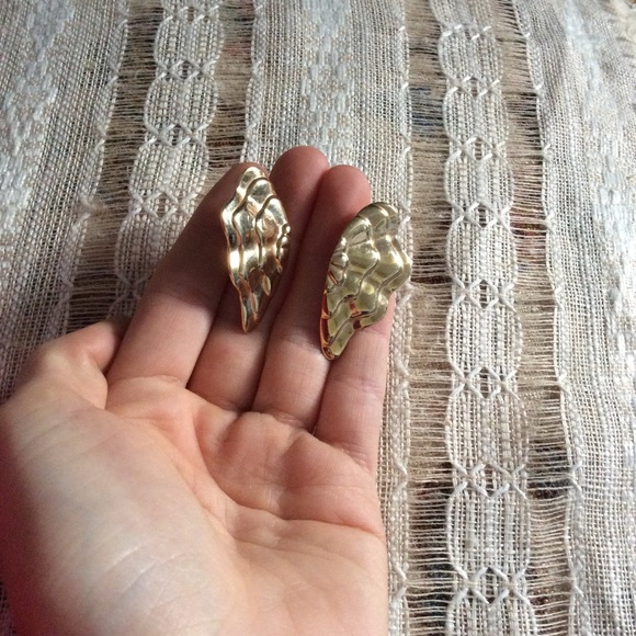 Vintage Sea Clam Fan Mermaid Earring - Picture 3 of 6